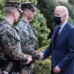 El presidente Joe Biden saluda a varios marines en Washington