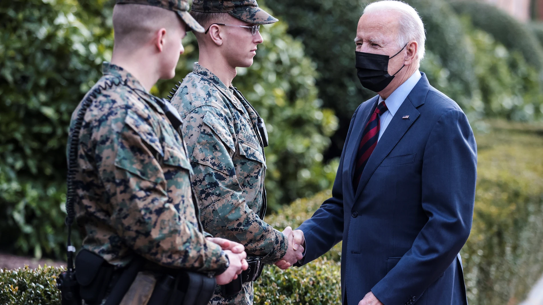 El presidente Joe Biden saluda a varios marines en Washington