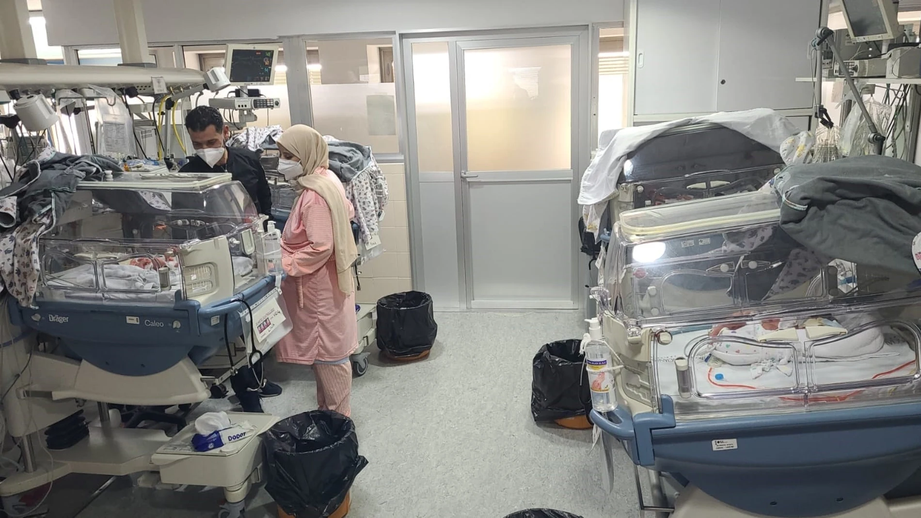 El Hospital General de Elche acoge un parto de cuatrillizos, que muestran una evolución favorable en la UCI