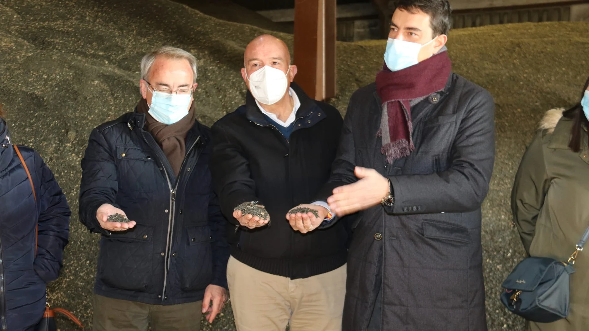 Los candidatos del PP por Valladolid y Burgos, Jesús Julio Carnero y Ángel Ibáñez, visitan una cooperativa en tierras burgalesas