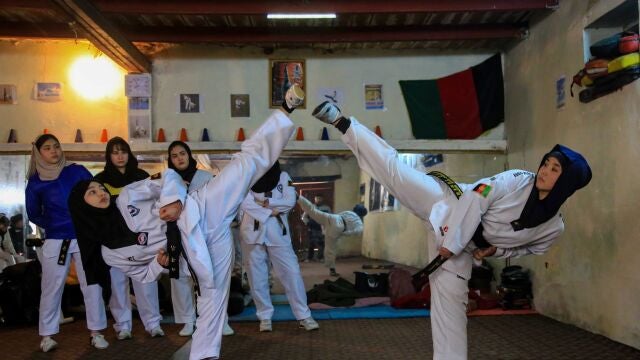 Jóvenes afganas practican taekwando en Kabul, Afganistán.