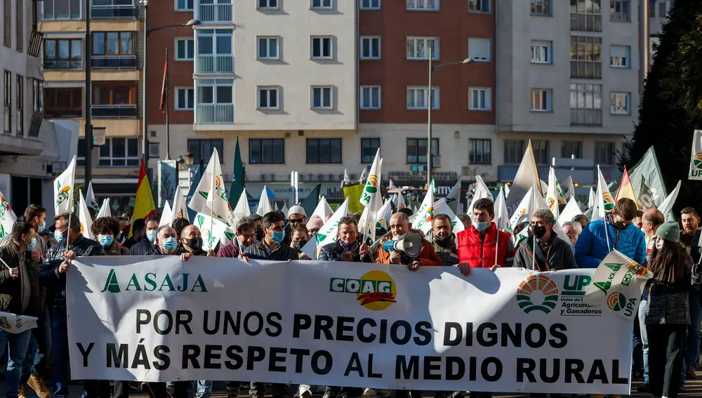 Tractorada del sector agrario por unos precios dignos y más respeto al medio rural