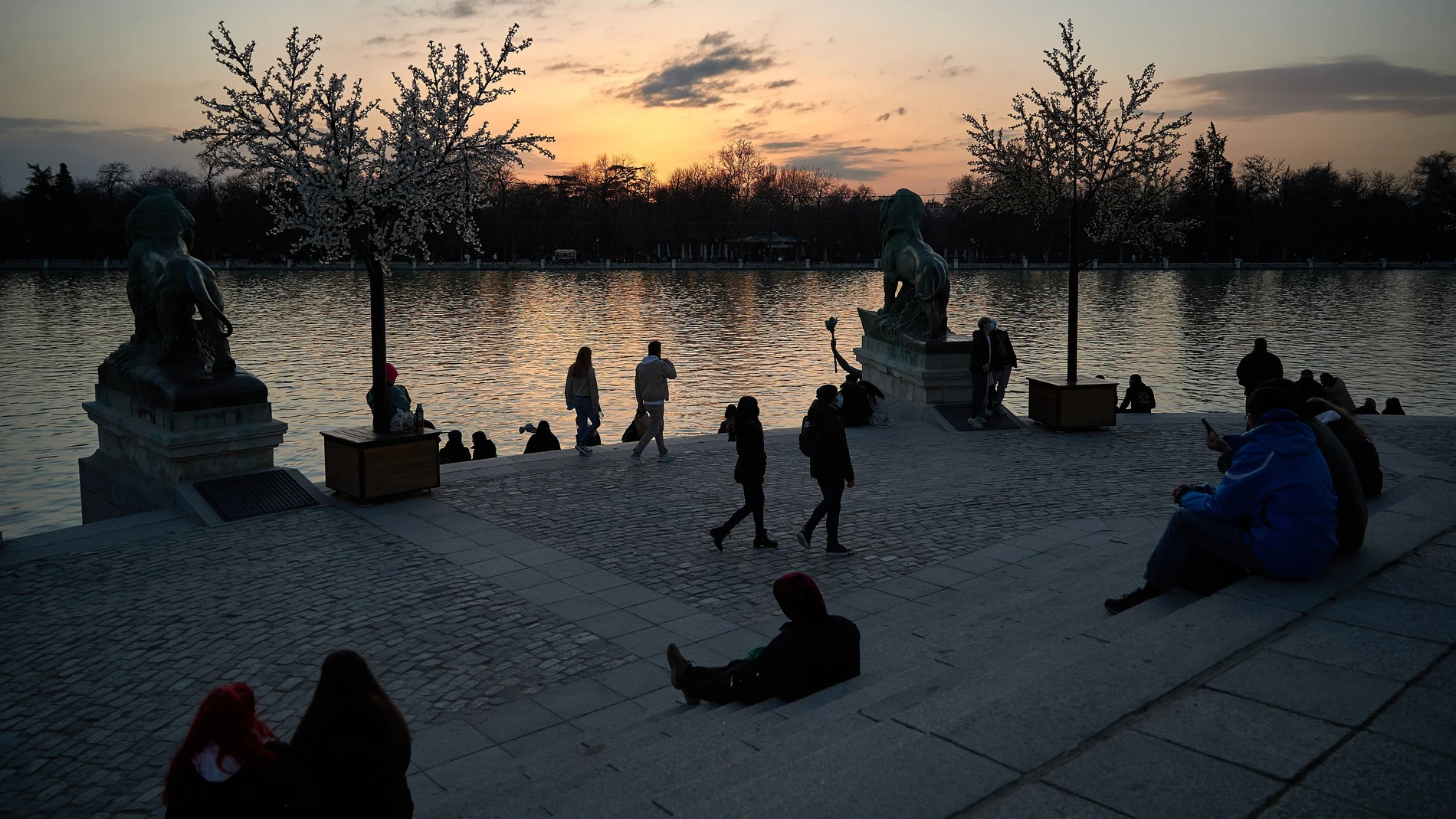 GRAF6385. MADRID, 26/01/2022.- Varias personas observan el atardecer en el Parque del Retiro, en Madrid, este miércoles. EFE/ Miguel Oses