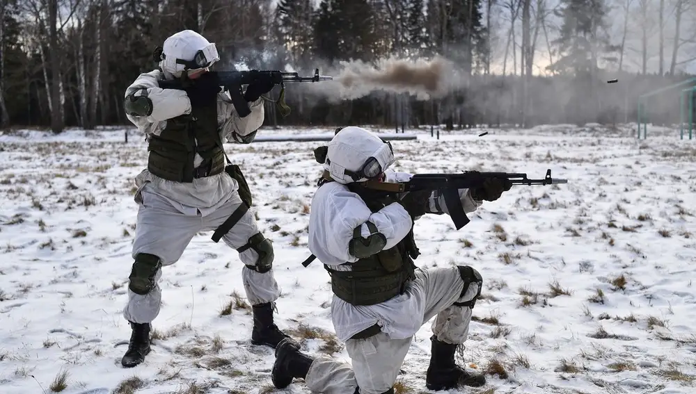 Un militar ruso en los ejercicios tácticos y especiales con exploradores del Ejército de Tanques de la Guardia del Distrito Militar Occidental en el campo de entrenamiento de Golovenki en la región de Moscú