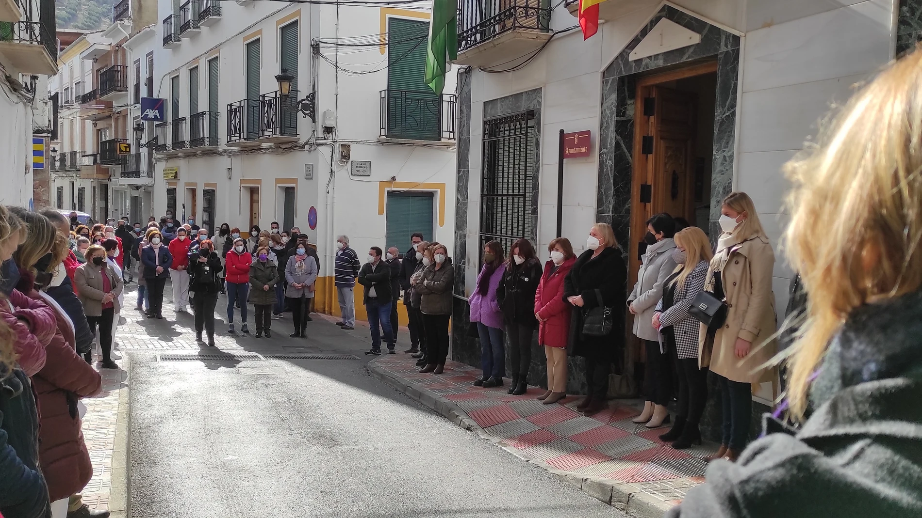 Minuto de silencio convocado por el Ayuntamiento de Algarinejo ( Granada) en repulsa por el caso de violencia machista