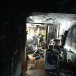 Un bombero inspecciona una vivienda tras un incendio