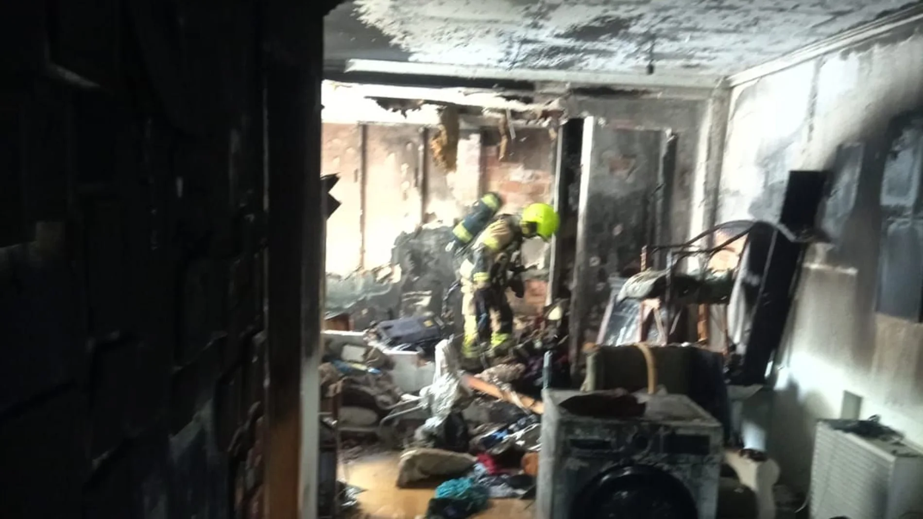 Un bombero inspecciona una vivienda tras un incendio