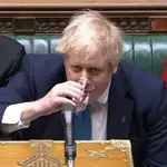 El primer ministro Boris Johnson logró esquivar las preguntas relativas a su futuro y a los festejos de los funcionarios durante la pandemia.