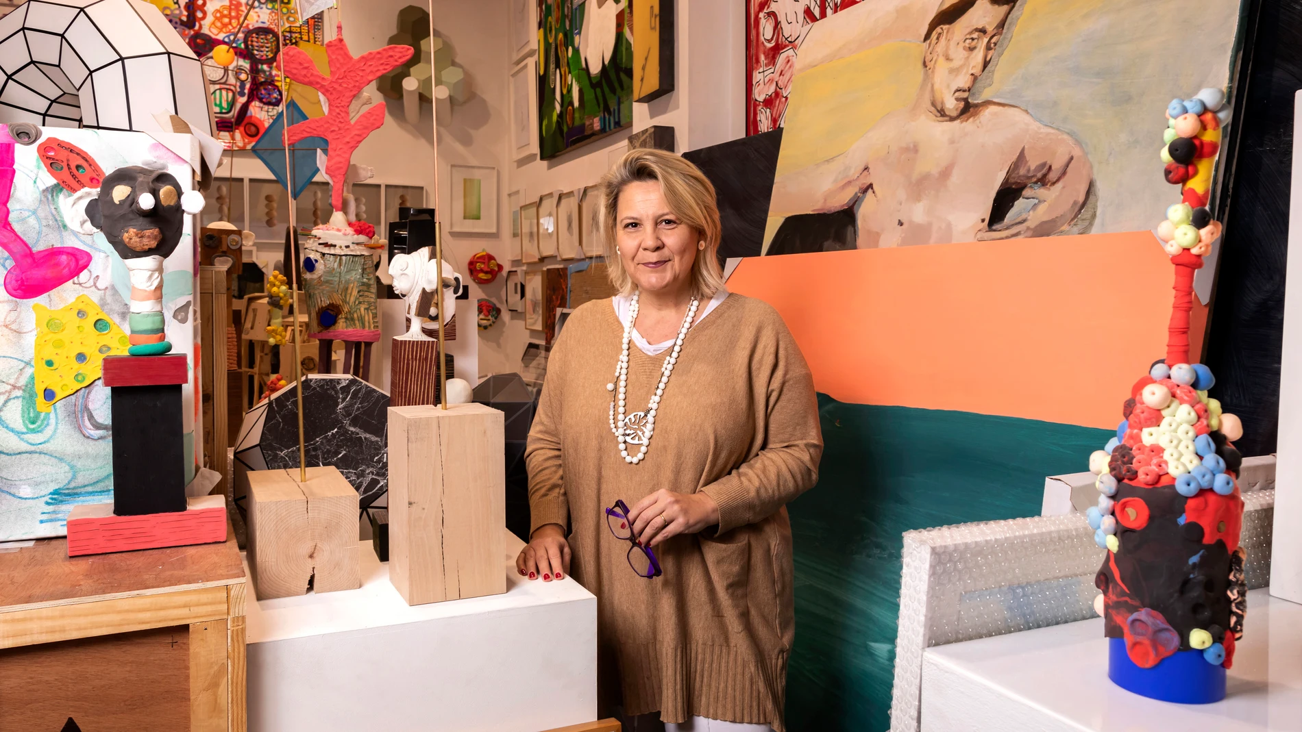 Raquel Ponce en el sótano de la Galería Ponce+Robles, donde guardan las piezas artísticas.