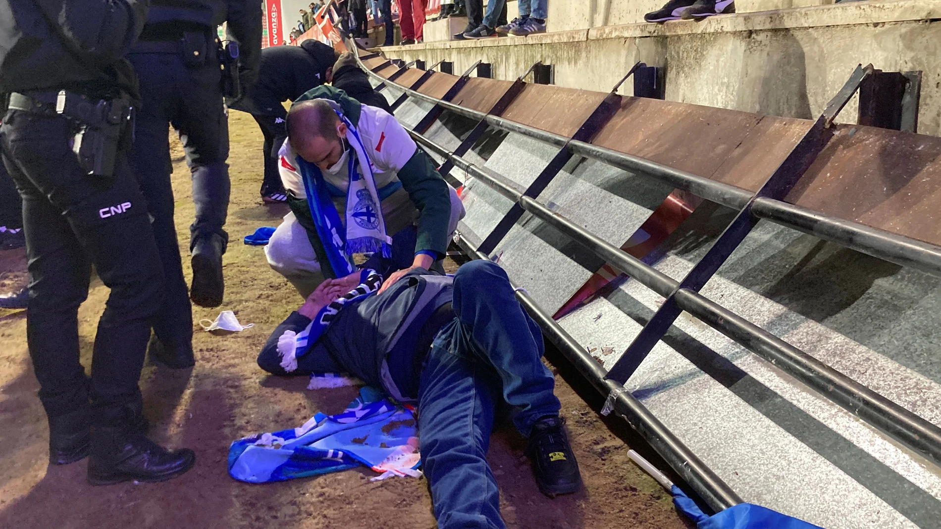 Varios aficionados del Dépor heridos al ceder una valla en el estadio Ruta de la Plata de Zamora