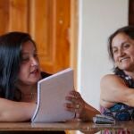 Imagen de dos mujeres que se benefician del Programa de la FMBBVA «Escuela de Emprendimiento», en Chile