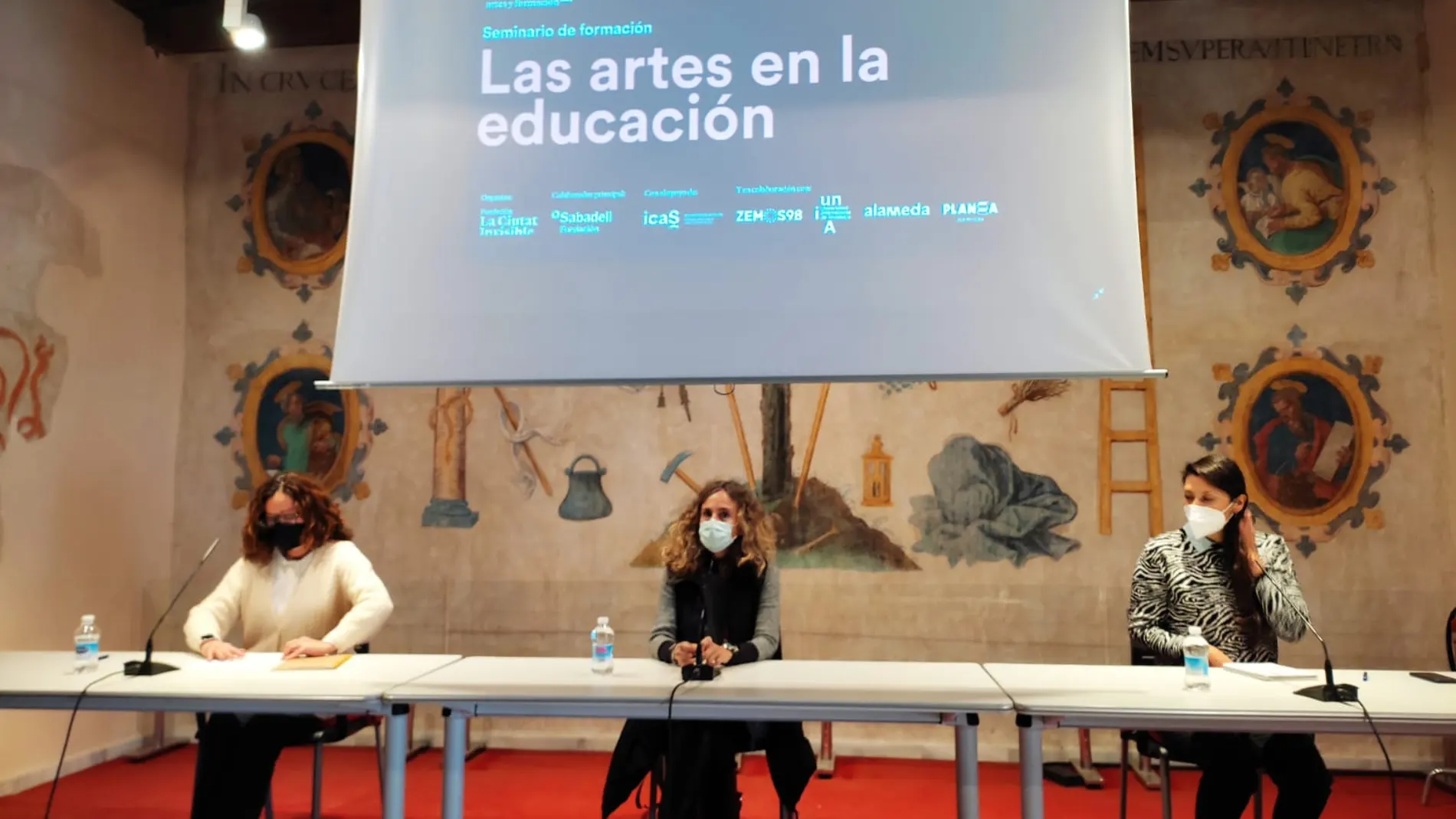 De izquierda a derecha, Marta Montalbán, gerente de la Fundación Ciutat Invisible, en el centro Isabel Ojeda, directora general de Cultura del Ayuntamiento de Sevilla, y Marcela Otarola, coordinadora del seminario Las Artes en la Educación