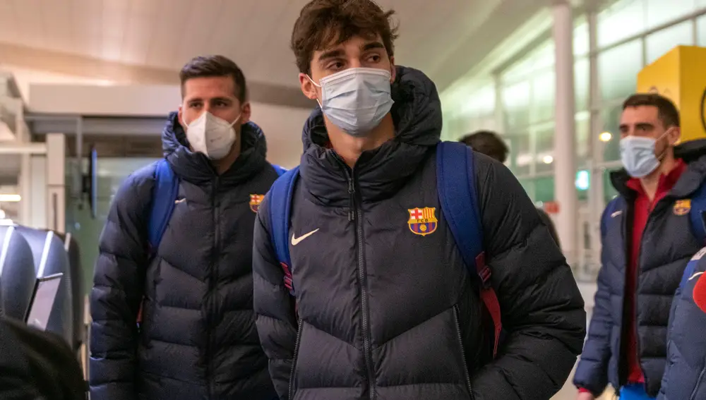 Pablo Urdangarin en el aeropuerto junto a sus compañeros de equipo, a 26 de enero de 2022, en Barcelona (España).