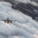 Un F-16 belga participa en una misión de vigilancia de la OTAN en Lituania