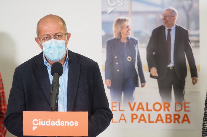 El candidato a la Presidencia de la Junta de Castilla y León, Francisco Igea, durante la pegada de carteles