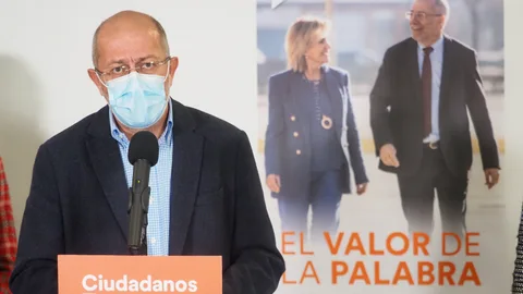 El candidato a la Presidencia de la Junta de Castilla y León, Francisco Igea, durante la pegada de carteles