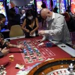 Gente apostando en un casino de Las Vegas