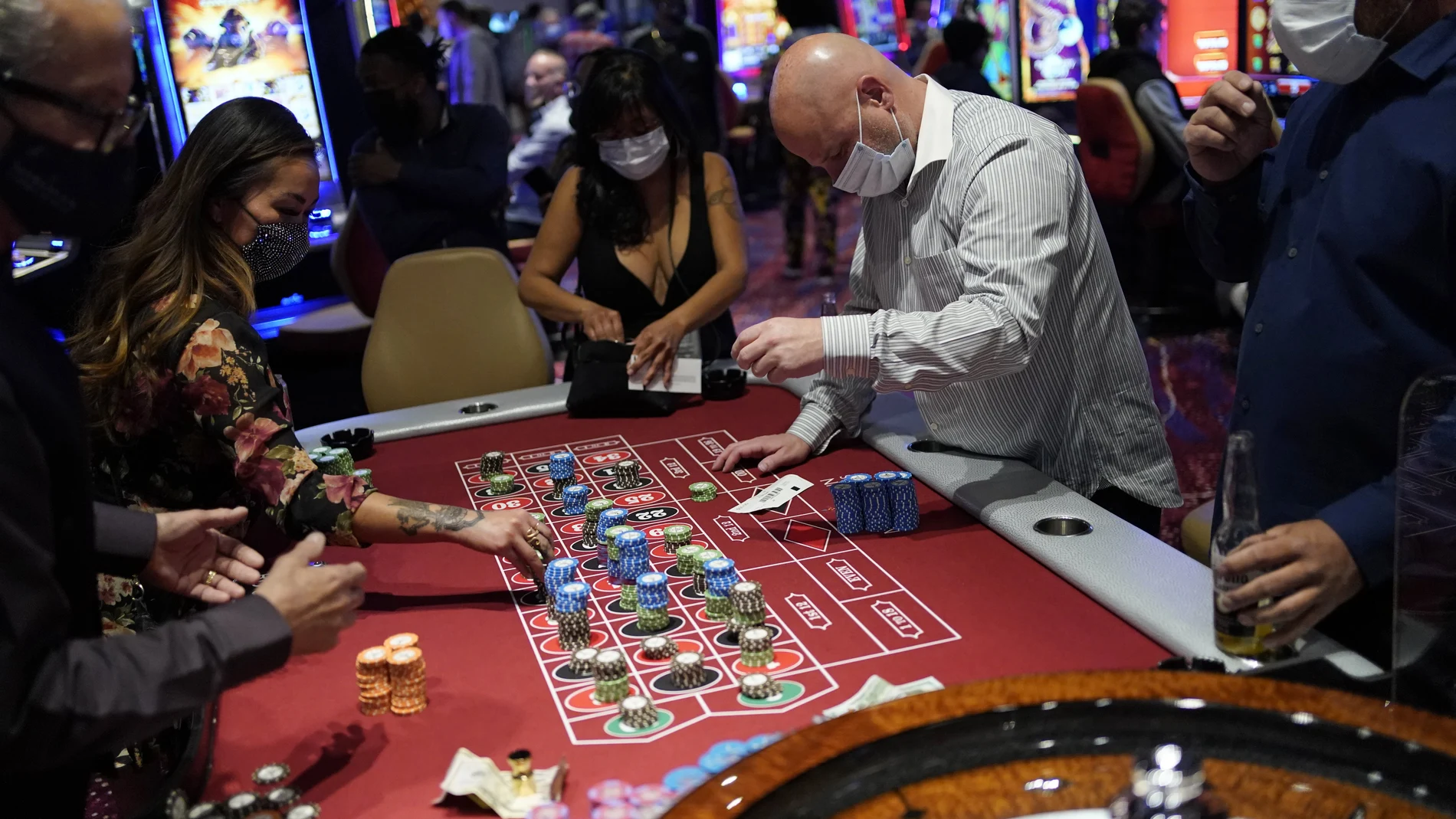 Gente apostando en un casino de Las Vegas