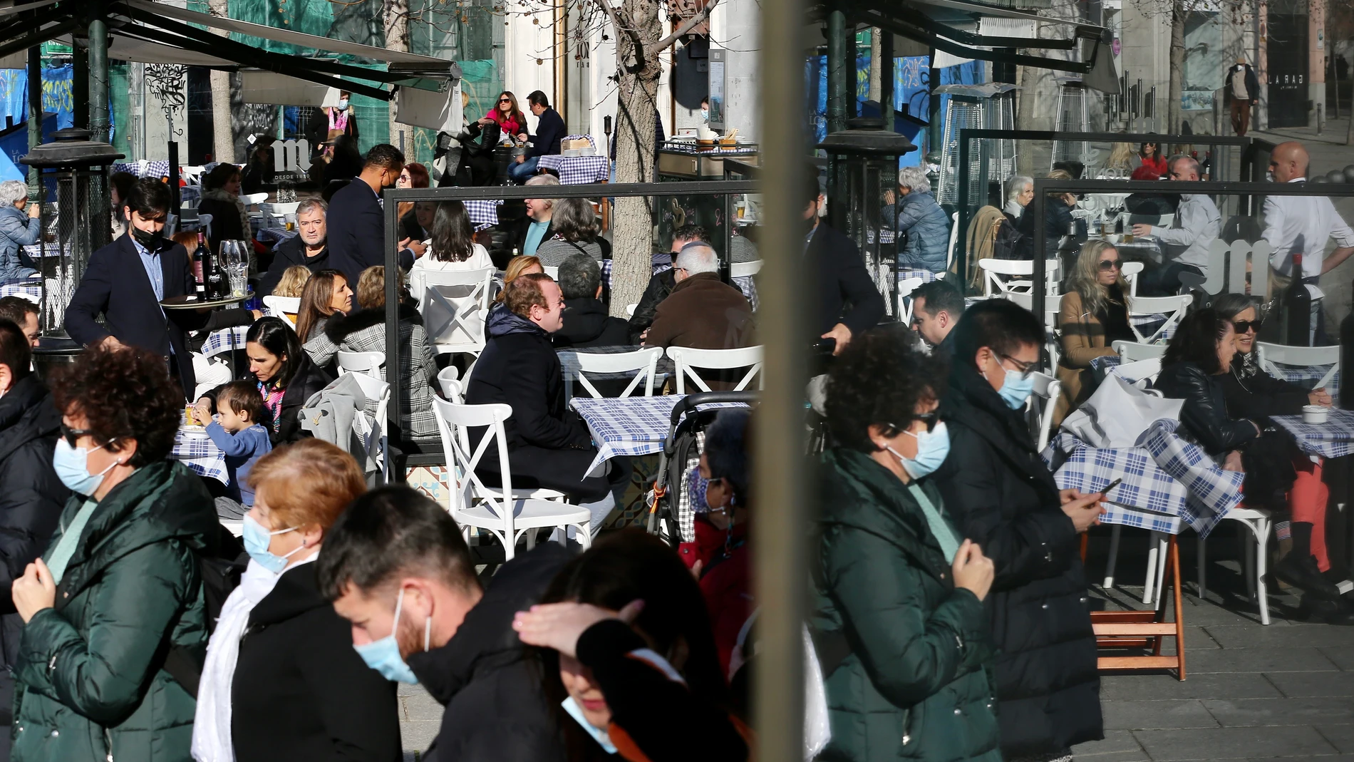 Clientes tomando una consumición en una terraza en Madrid