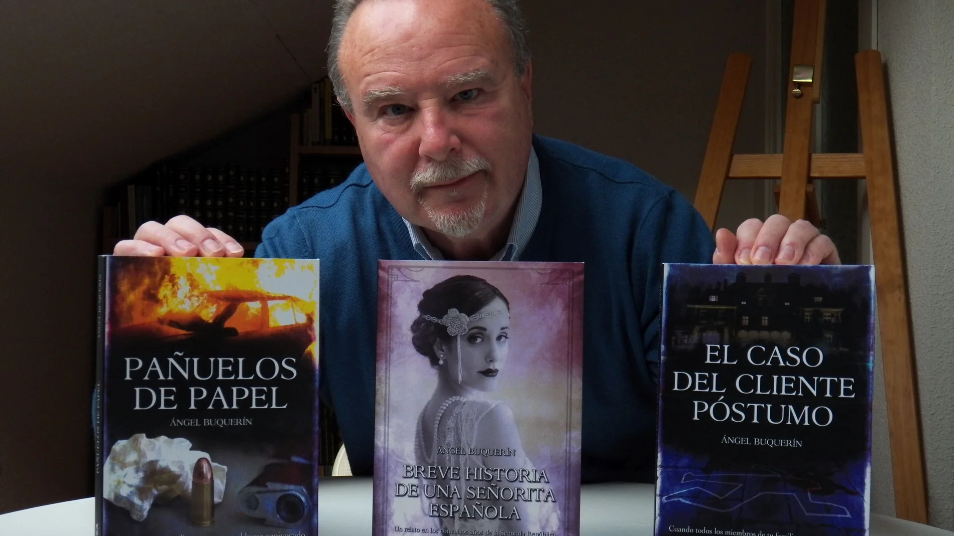 Ángel Buquerín con algunas de sus obras