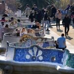 Numerosas personas disfrutan hoy del buen tiempo en el Parc Güell de Barcelona, cuando el Diario Oficial de la Generalitat de Cataluña (DOGC) ha publicado la resolución que elimina el certificado covid en restauración y gimnasios, los aforos en los diferentes sectores y el límite de reunión, cambios que entran en vigor esta próxima medianoche.