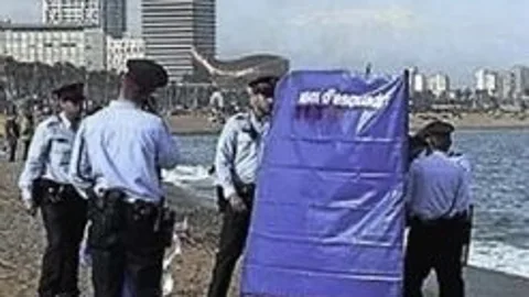 Los Mossos en la playa de San Sebastián, junto al macabro hallazgo