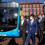El presidente de la Junta de Castilla y León Alfonso Fernández Mañueco (2i), junto al alcalde de Valladolid, Óscar Puente (2d), el CEO de Switch Mobility , Andy Palmer (i), y la ministra de Industria y Comercio, Reyes Maroto (d), durante la presentación de la factoría de fabricación de autobuses eléctricos en Valladolid. EFE/NACHO GALLEGO