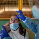 Un trabajador sanitario realiza un test de antígenos a una mujer durante el cribado poblacional celebrado en Ribadavia, en Orense, este jueves.