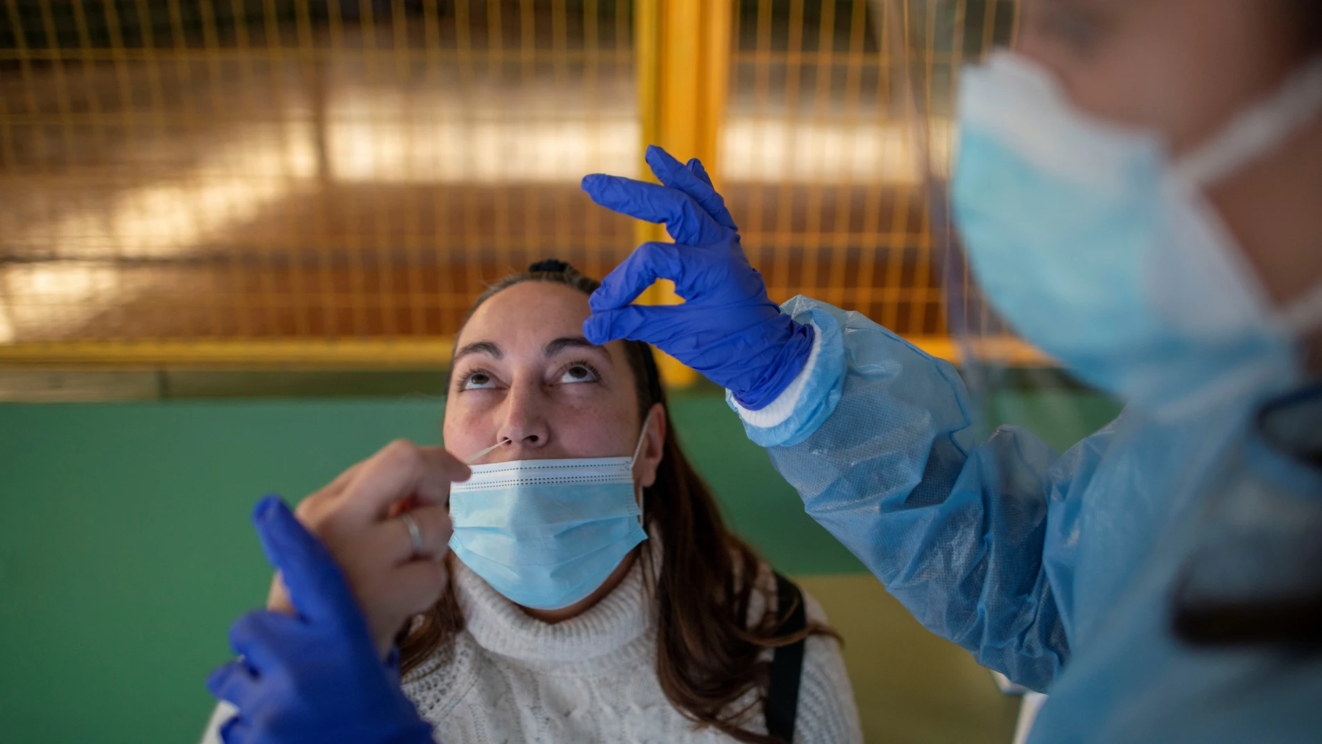 Un trabajador sanitario realiza un test de antígenos a una mujer durante el cribado poblacional celebrado en Ribadavia, en Orense, este jueves.