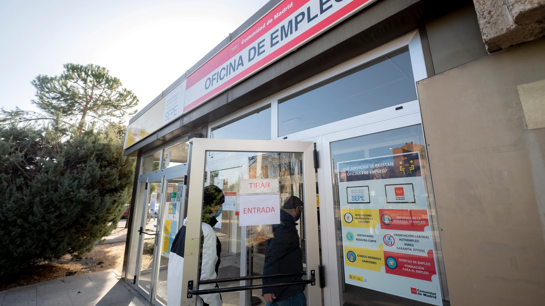Dos personas entran en la Oficina de Empleo de Moratalaz,