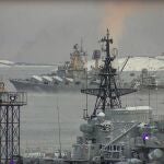 El crucero ruso Marshal Ustinov preparándose para participar en ejercicios en el Mar de Barents en Severomorsk