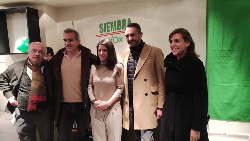 Olona (C) con mimebros de VOX en la sede de campaña en Palencia. EUROPA PRESS 27/01/2022