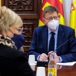 El presidente de la Generalitat, Ximo Puig (d) y la consellera de Sanidad, Ana Barceló (i), durante la reunión de la Comisión Interdepartamental de la Generalitat que analiza la evolución de la covid-19 estudia la situación de la pandemia y el mantenimiento de las restricciones actuales. EFE/Biel Aliño