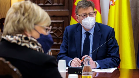 El presidente de la Generalitat, Ximo Puig (d) y la consellera de Sanidad, Ana Barceló (i), durante la reunión de la Comisión Interdepartamental de la Generalitat que analiza la evolución de la covid-19 estudia la situación de la pandemia y el mantenimiento de las restricciones actuales. EFE/Biel Aliño