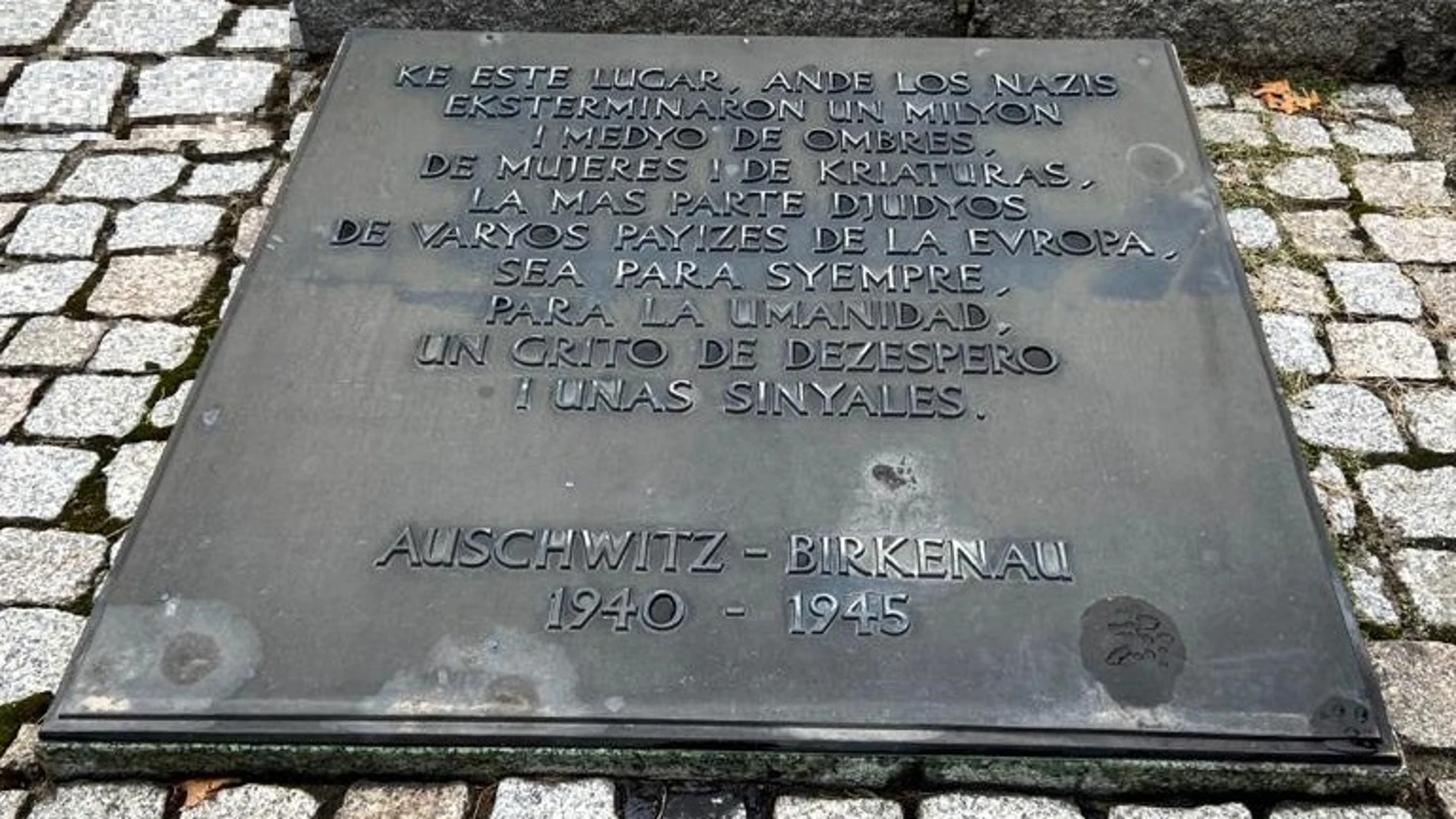 Placa en sefardí que recuerda a los judíos de ese origen asesinados en Auschwitz