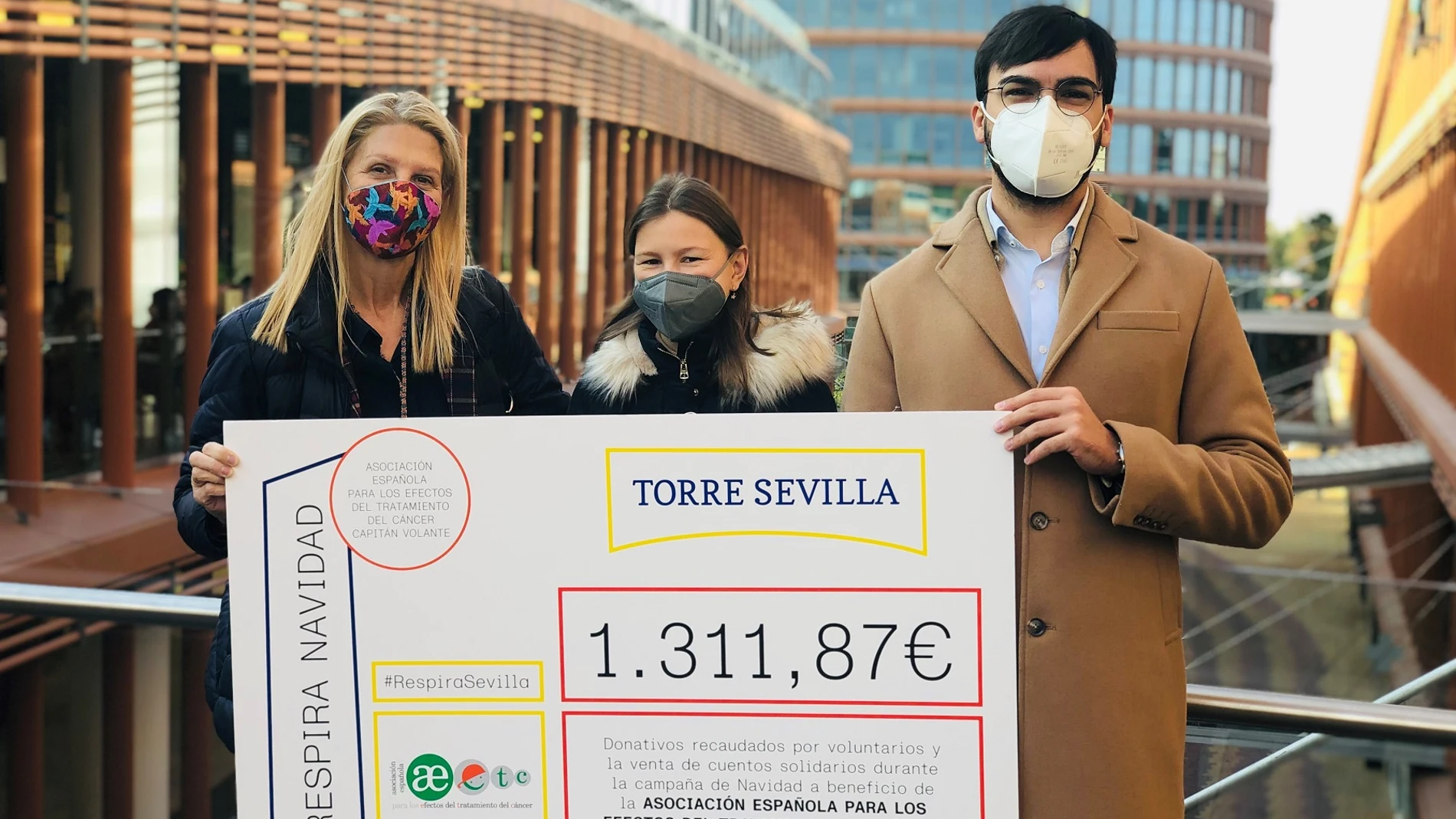 Momento de la entrega de la recaudación de Navidad de Torre Sevilla a Capitan Volante