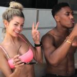 El internacional francés junto a su pareja, Melanie Martial