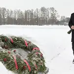 St. Petersburgo. Vladimir Putin deposita un ramo de flores en el Memorial del cementerio de Piskaryovskoye, durante el 78 aniversario de la retirada nazi de Stalingrado.