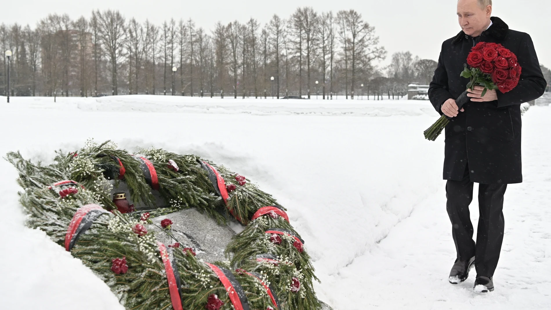 St. Petersburgo. Vladimir Putin deposita un ramo de flores en el Memorial del cementerio de Piskaryovskoye, durante el 78 aniversario de la retirada nazi de Stalingrado.