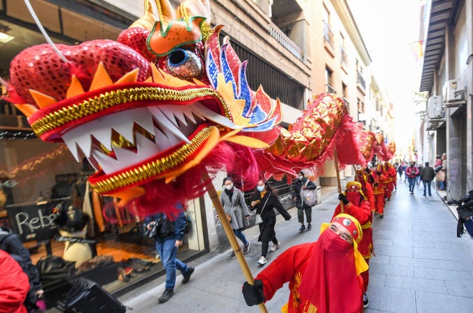 GR01. GRANADA, 28/01/22.- El Instituto Confucio de la Universidad de Granada celebra el Año Nuevo chino con el tradicional pasacalles del dragón por el centro de Granada.
