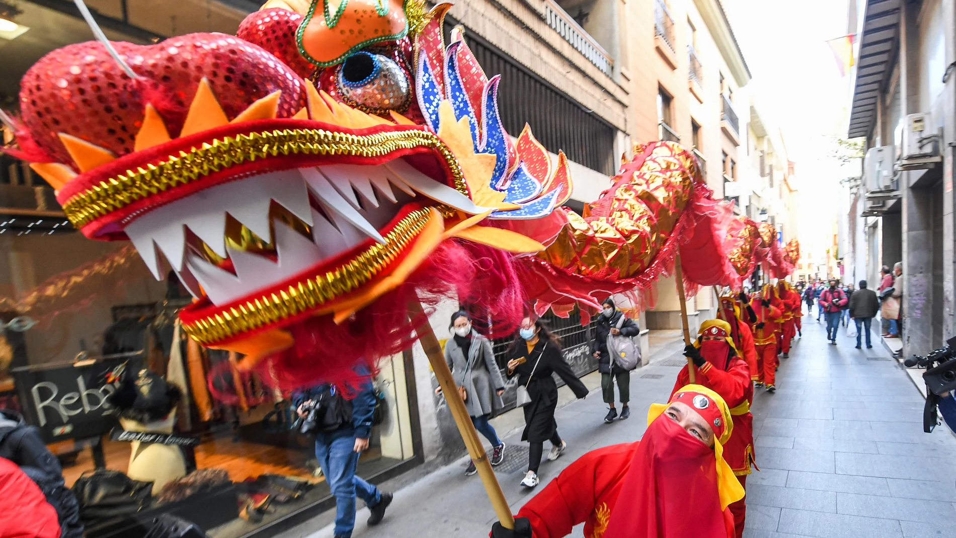 GR01. GRANADA, 28/01/22.- El Instituto Confucio de la Universidad de Granada celebra el Año Nuevo chino con el tradicional pasacalles del dragón por el centro de Granada.
