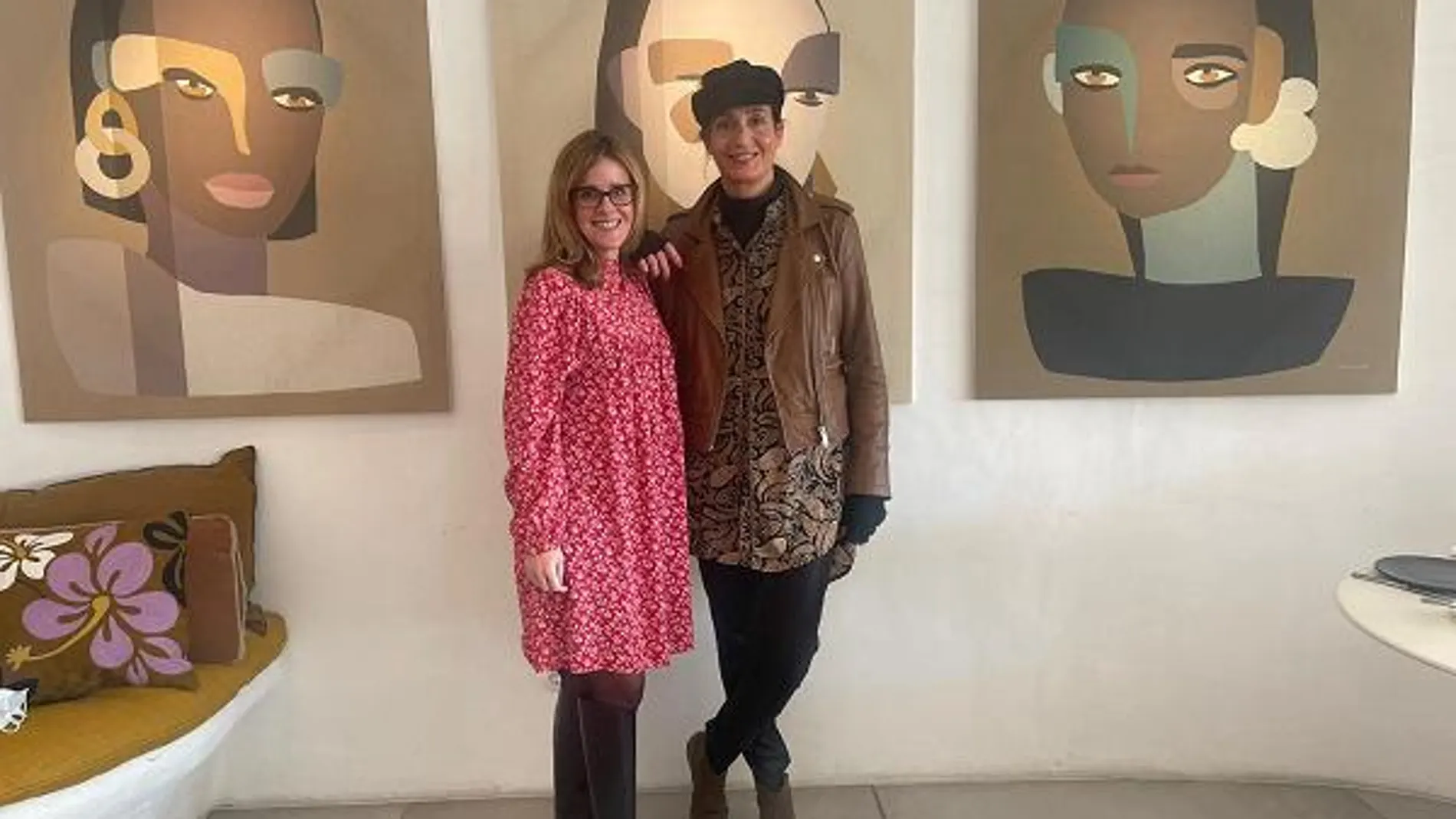 La escritora Laura Riñón, junto a Cristina Pineda