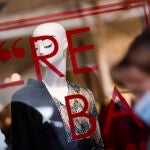 Imagen de un maniquí en un escaparate que anuncia rebajas