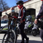 Borja Carabante conoce la nueva equipación de los agentes de movilidad