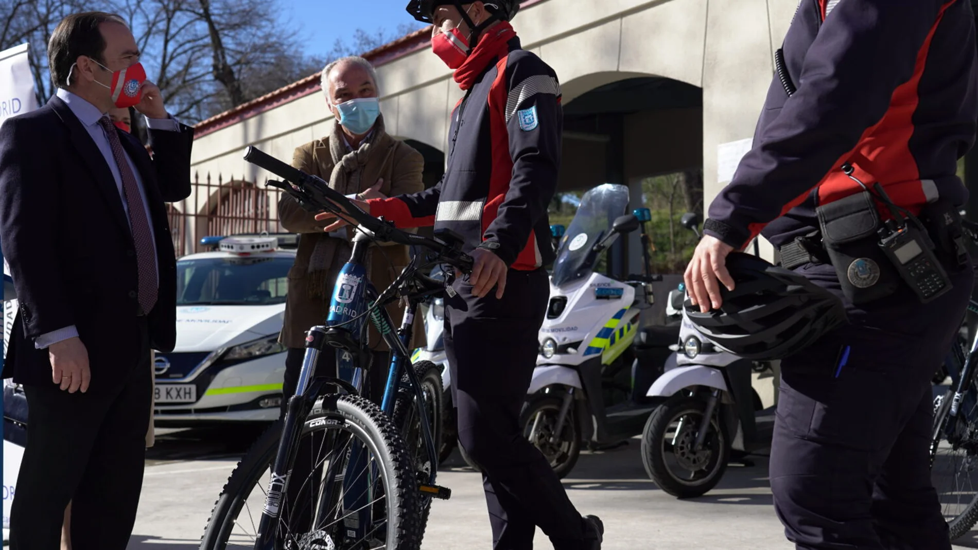 Los agentes tendrán nuevos cascos inteligentes anticaídas y de socorro