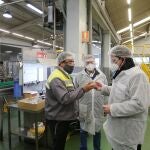 El candidato del PP a la Presidencia de la Junta, Alfonso Fernández Mañueco, visita la provincia de Segovia, donde acude a la fábrica de envases de vidrio 'Verescence La Granja', en el Real Sitio de San Ildefonso