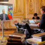 Emmanuel Macron y Vladimir Putin durante su charla por videoconferencia de hoy