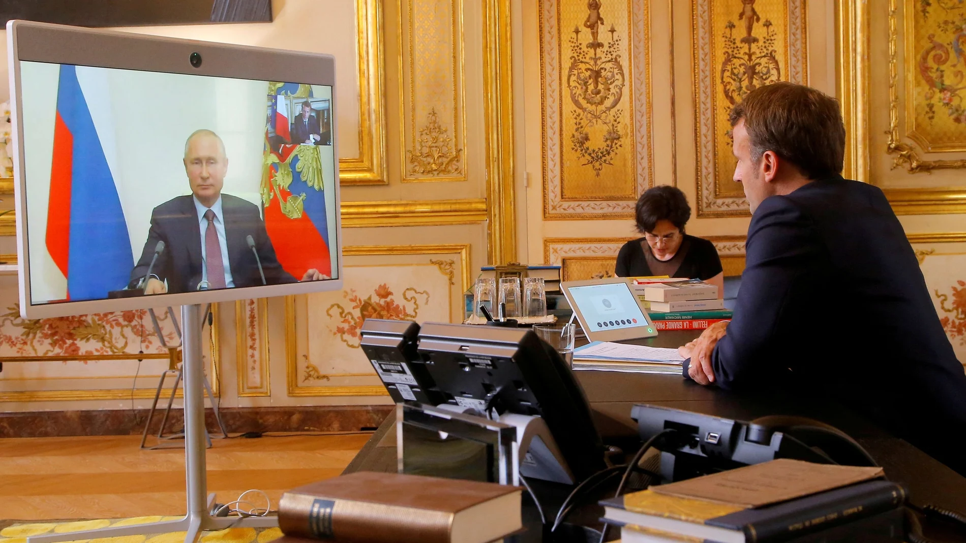 Emmanuel Macron y Vladimir Putin durante su charla por videoconferencia de hoy