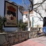 Una persona observa el escudo de Benitagla en Almería, única localidad andaluza en la que el coronavirus no ha infectado a ninguno de los 58 vecinos de este blanco rincón de la Sierra de los Filabres. EFE / Carlos Barba