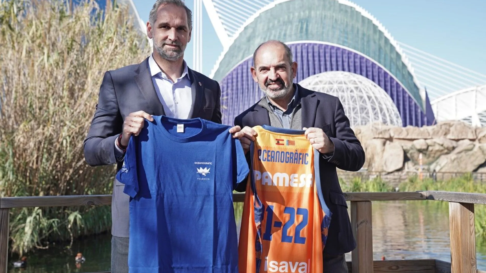 El director general del Oceanográfico de Valencia, Eduardo Nogués, y el director de relaciones institucionales del Valencia Basket Club, Víctor Luengo,